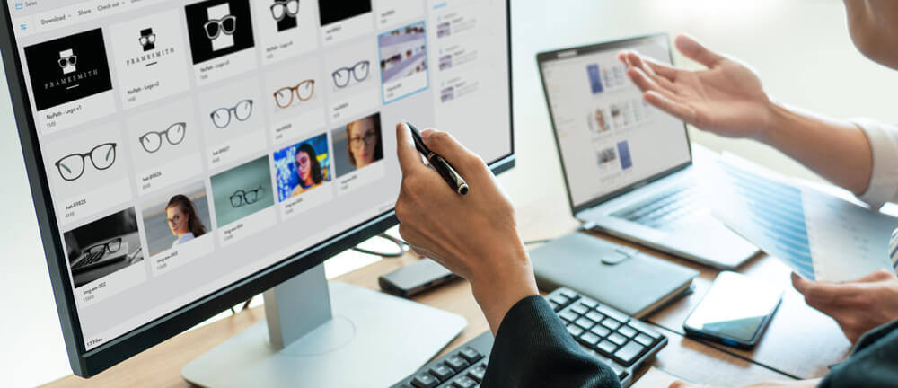 Een persoon werkt op een digital asset management platform en bekijkt e-commerce assets zoals afbeeldingen en logo's van brillen. Dit benadrukt de organisatorische efficiëntie die nodig is voor Agile DAM-implementaties voor retail en e-commerce.