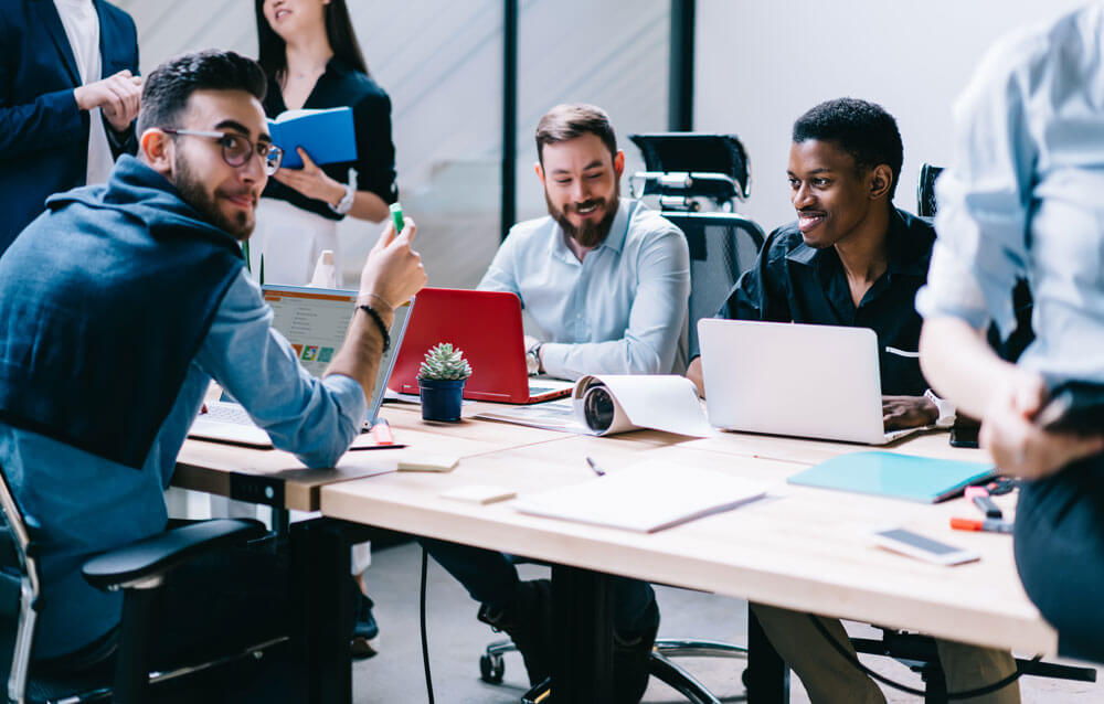 Het implementeren van een organisatiecxultuur waarin kennismanagement een cruciale rol speelt, is een proces vol uitdagingen